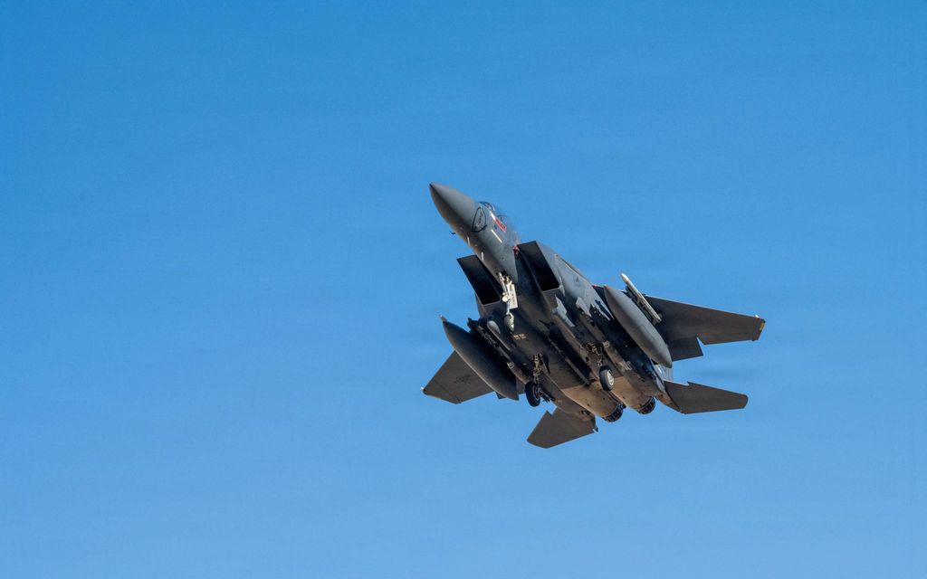 Loukkaantunut hävittäjä­upseeri väisti kuolemaa vuoren halkeamassa – Näin hurja operaatio eteni