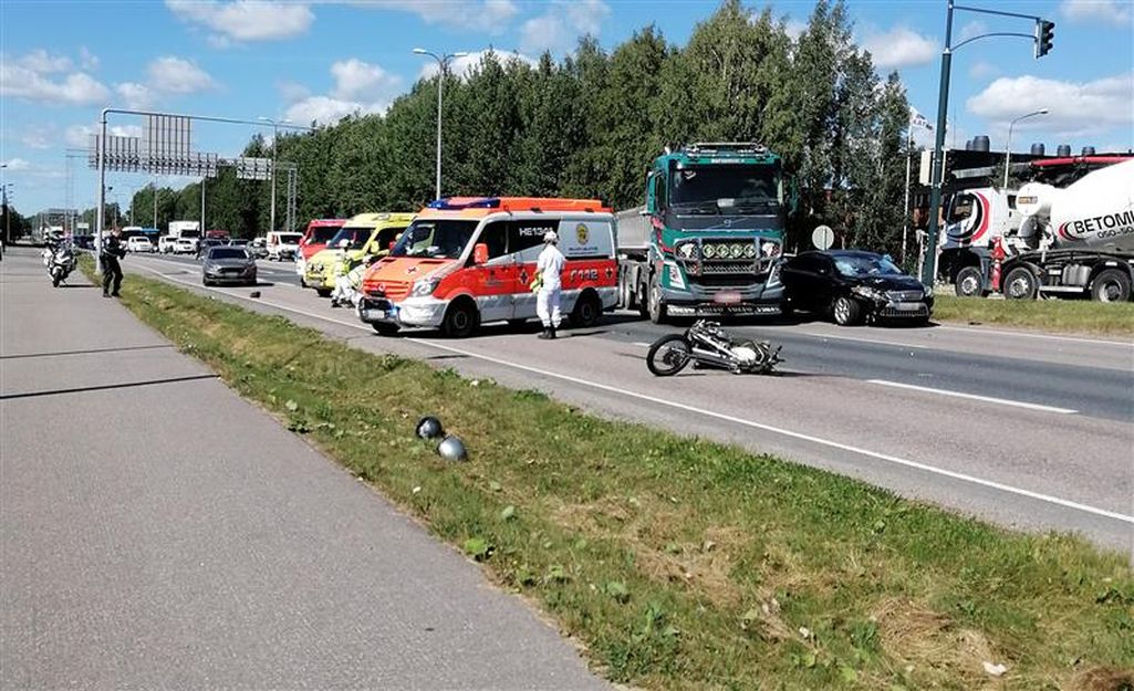 Auto törmäsi moottoripyöräilijän perään liikennevaloissa Vihdintiellä – poliisi tutkii törkeänä tekona