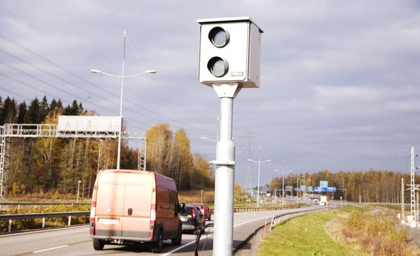 Suomessa on 955 nopeusvalvontakameratolppaa, joista 120:ssa on valvontakamera.