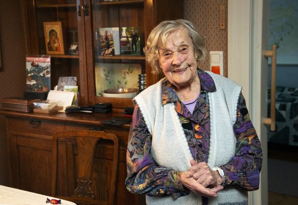 100-vuotias Laina Sarin kuvattuna kotonaan. 
