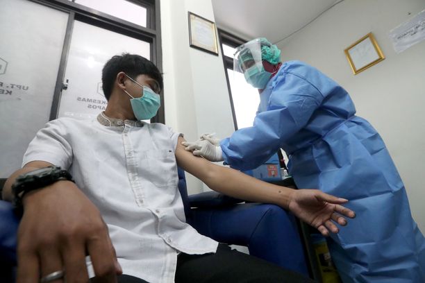 Useiden rokotteiden laajat testit ovat jo käynnissä. Kuva on Indonesiasta.