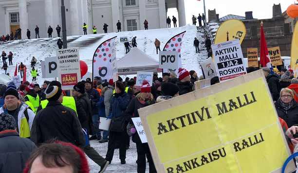 Työttömien aktiivimalli otettiin käyttöön viime vuoden alussa. SAK järjesti helmikuussa näyttävän mielenosoituksen Senaatintorilla aktiivimallia vastaan.