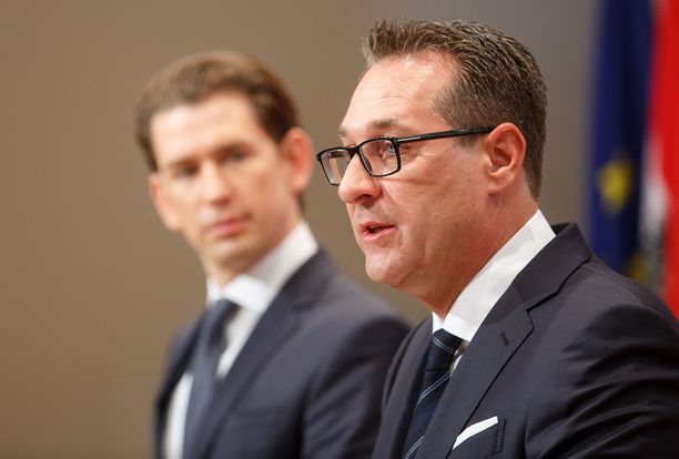 Liittokansleri Sebastian Kurz (vas.) vaatii maahan uusia vaaleja varaliittokansleri Heinz-Christian Strachen lahjuskohun vuoksi.