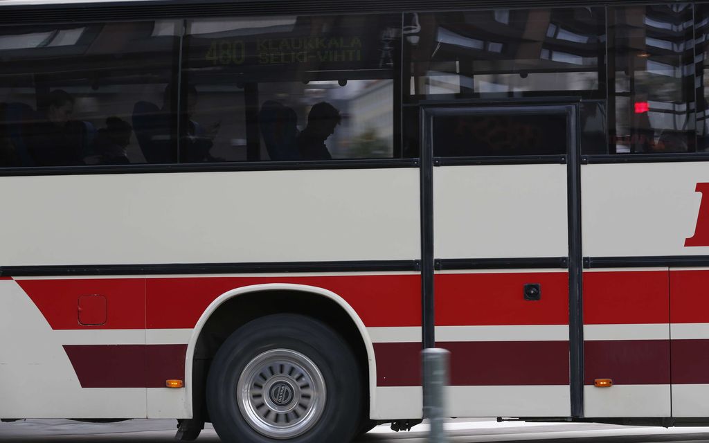 15 matkustajaa kuljettanut bussi ja henkilöauto liikenne­onnettomuudessa – Kaksi loukkaantui