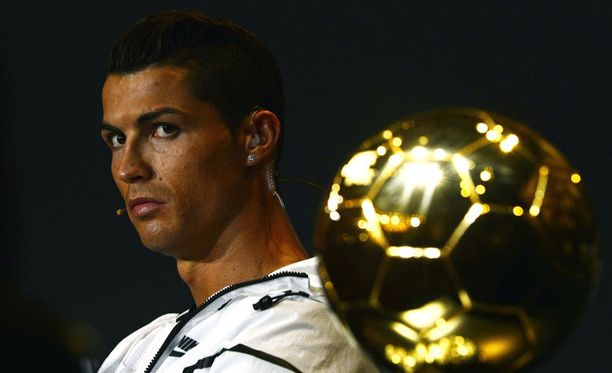 Cristiano Ronaldo pokkasi Kultaisen pallon itselleen.