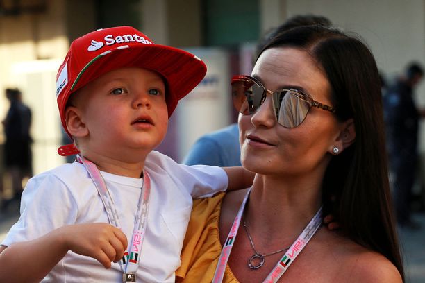 Minttu Räikkönen on tuttu näky formulavarikolla. Marraskuussa Abu Dhabissa myös Robin-poika pääsi kannustamaan isäänsä.
