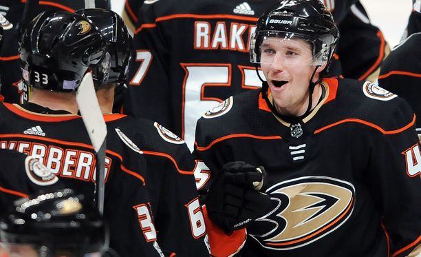 Sami Vatasen NHL-ura alkoi Anaheimissa vuonna 2012. Nyt suomalainen kaupattiin New Jersey Devilsiin.
