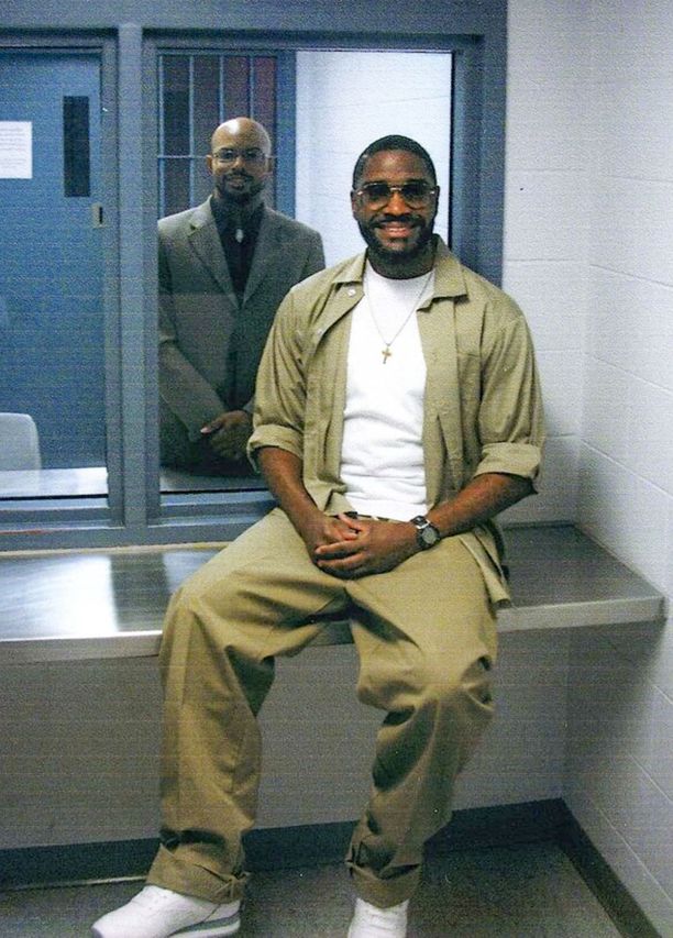 Brandon Bernard (kuvassa etualalla) sekä vankilan pastori. Bernardin kerrotaan käyttäytyneen esimerkillisesti koko vankeustuomionsa ajan.