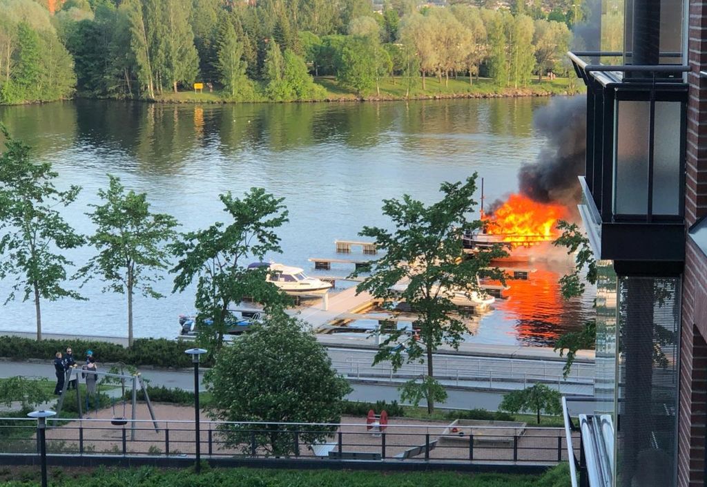Dramaattinen video: Vene paloi voimakkaasti savuten ja räjähdellen Tampereen Ratinanrannassa 