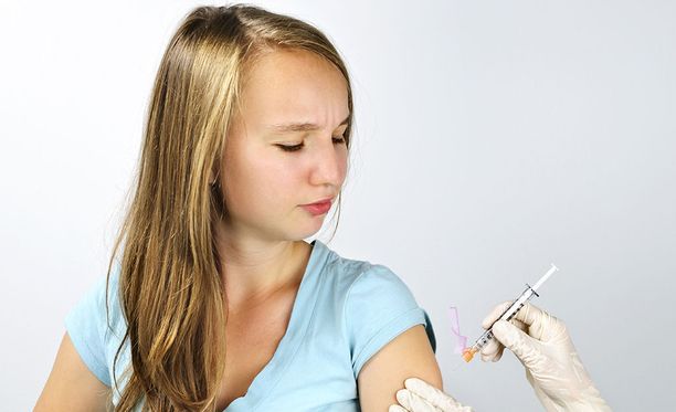 Papilloomavirusta ehkäisevä HPV-rokote tulisi antaa 12-13-vuotiaille tytöille.