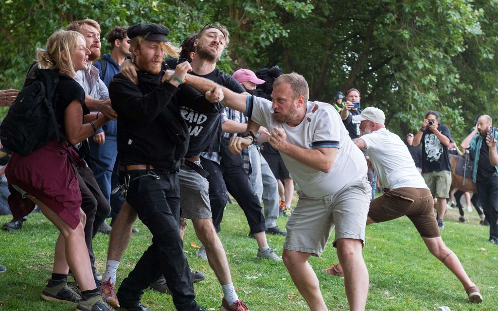 Ääri­oikeistolaisten mielen­osoitukset muuttuivat väki­valtaisiksi mellakoiksi Isossa-Britanniassa – Britti­poliitikko: ”Terrori­järjestö”