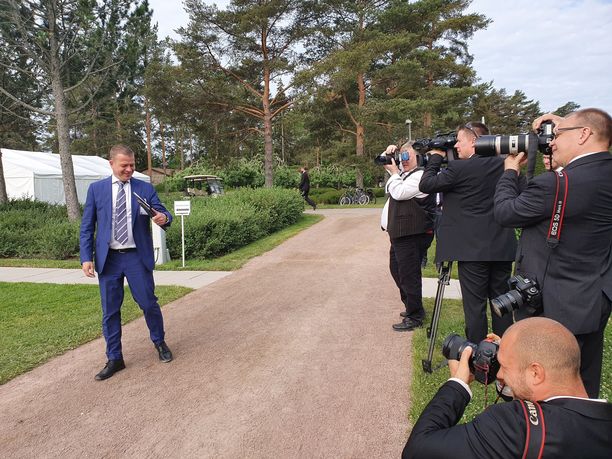 Kokoomuksen puheenjohtaja, kansanedustaja Petteri Orpo poseerasi maanantaiaamuna kameroille.