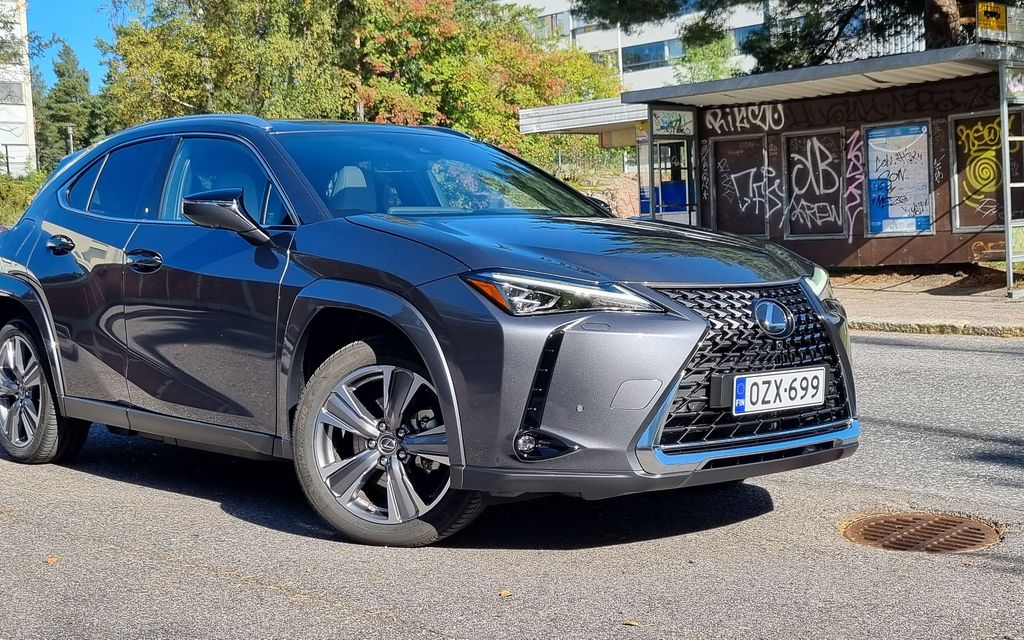 Koeajo: Lexus UX 300e:tä ladatessa voi syödä kolme ruokalajia