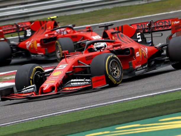 Sebastian Vettel on saanut kaasutella tallimääräyksien ansioista Charles Leclercin edellä, vaikka nuori monacolainen on ollut konkarikuskia nopeampi alkukaudella.