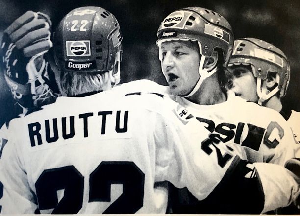 Kahdella viimeisellä SM-liigakaudellaan 1985–87 Pekka Rautakallio toimi HIFK:n kapteenina. Kuvassa hän juhlii voittoa Christian Ruutun kanssa syksyllä -85.