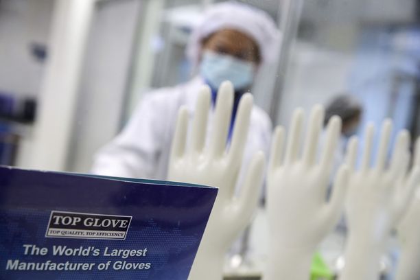Top Gloven työntekijä R&D-tehtaalla Setia Alamissa Kuala Lumpurin ulkopuolella.