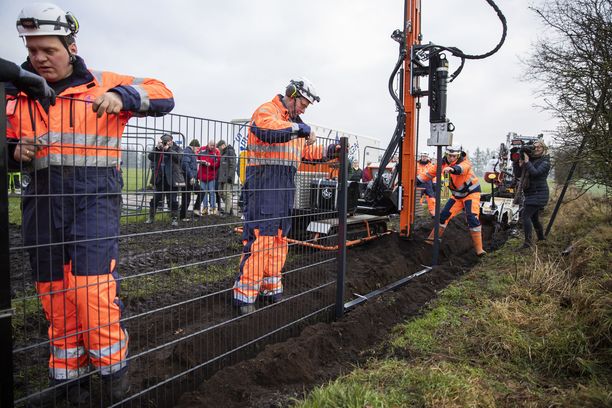 Aitaa jo rakennetaan Tanskan ja Saksan rajalle. Aita ulottuu puolisen metriä maan alle, jotta siat eivät pääse kaivautumaan sen alitse
