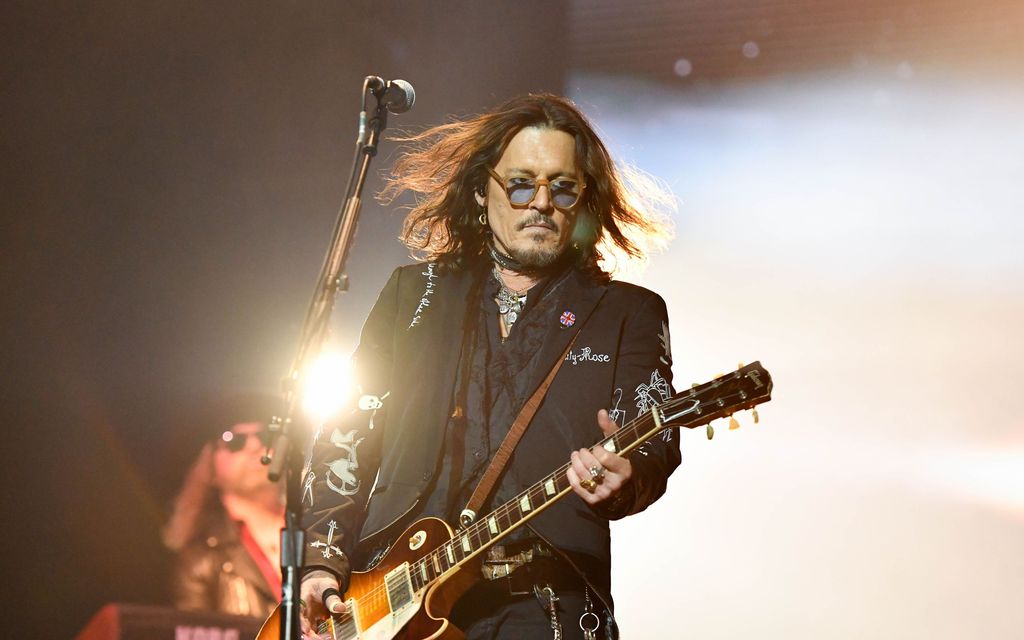 Johnny Depp, 60, joutuu turvautumaan kyynärsauvaan – Katso kuvat