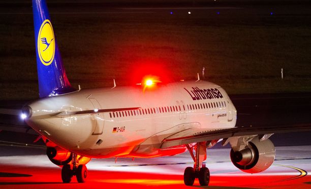 Lufthansa peruu torstaina yli 900 lentoa.