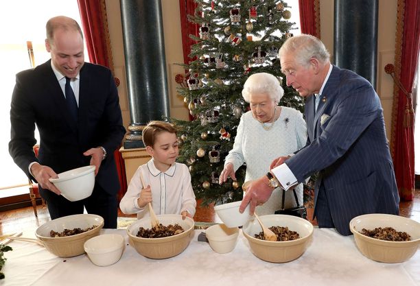 Viime jouluna kuningattaren kaikki kruununperilliset suoraan alenevassa polvessa valmistivat yhdessä joulukakkuja hyväntekeväisyystempausta varten. Kuvassa kuningattaren lisäksi prinssit William, George ja Charles.