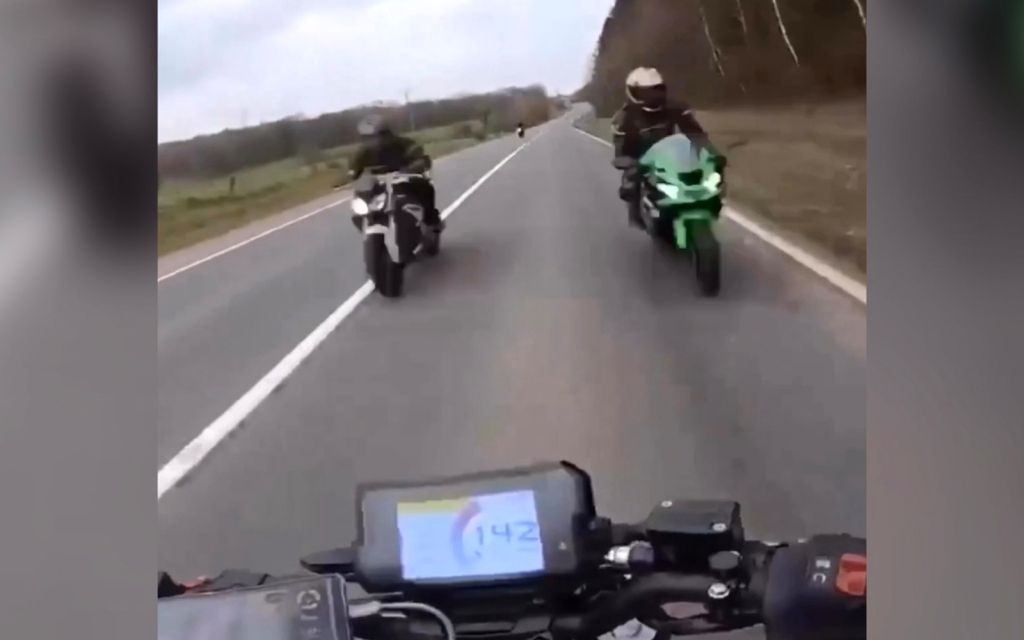 Uskomaton pelastuminen –Moottori­pyörien nokkakolari senttien päässä Belgiassa