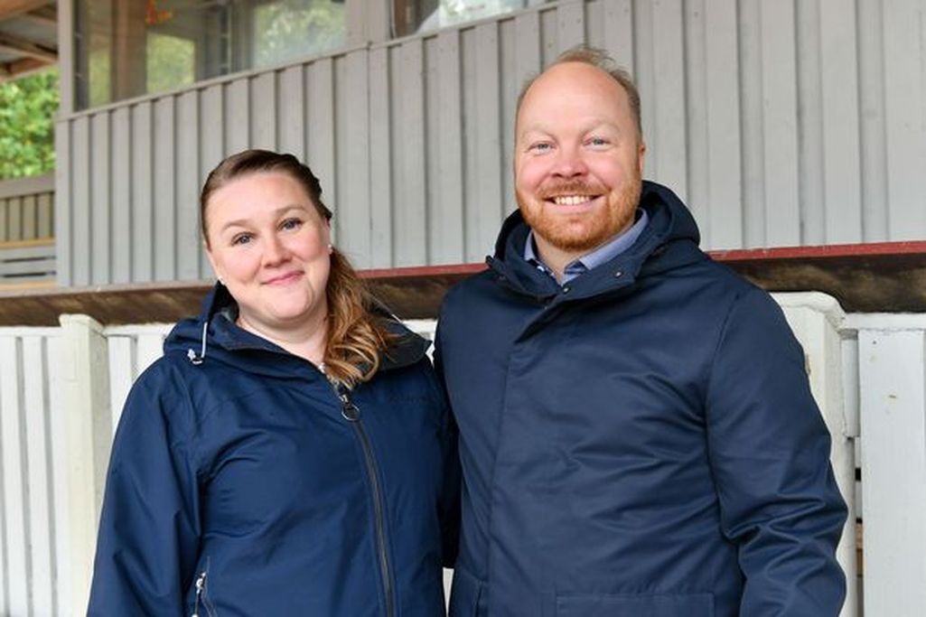 Ensitreffit-suosikkipari Ville ja Anniina uudelleen naimisiin – polttareissa jalkapalloa ja eläinpukuja