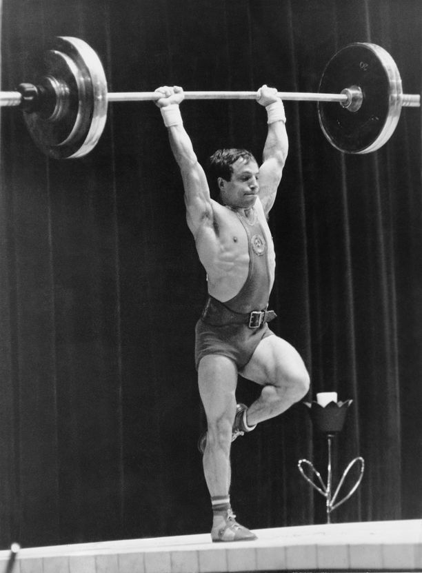 Tämä poseeraus on jäänyt painonnoston historiaan. Aleksei Vahonin nosti jalkansa kuin kurki Tokion olympialaisissa 1964.