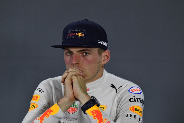 Max Verstappen vieraili sähköautojen mestaruussarjassa ratavirkailijan roolissa. 