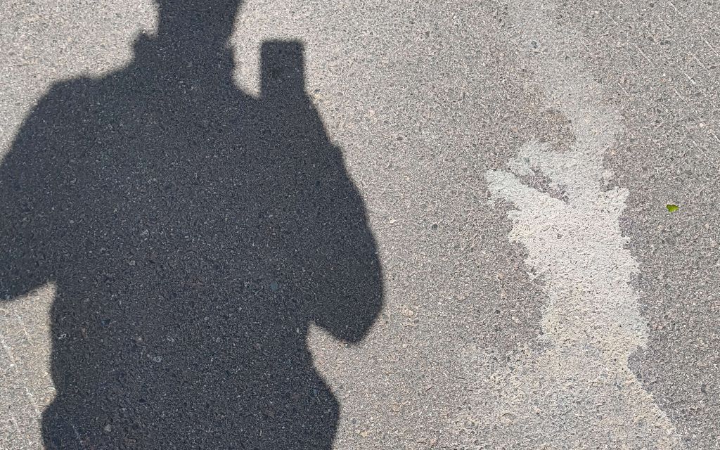 Suomineito läikkänä keskellä katua – ”Hyvät muodot”