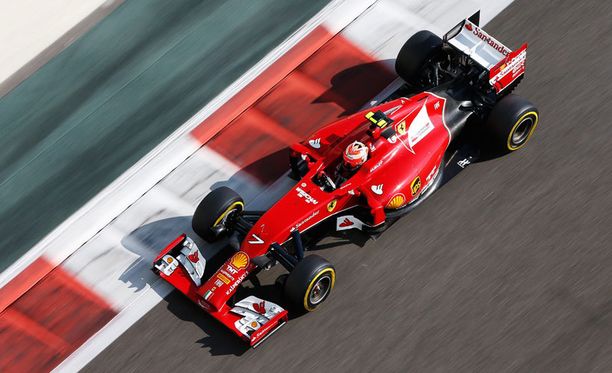 Kimi Räikkönen tuskaili Ferrarin keulan kanssa viime kaudella.