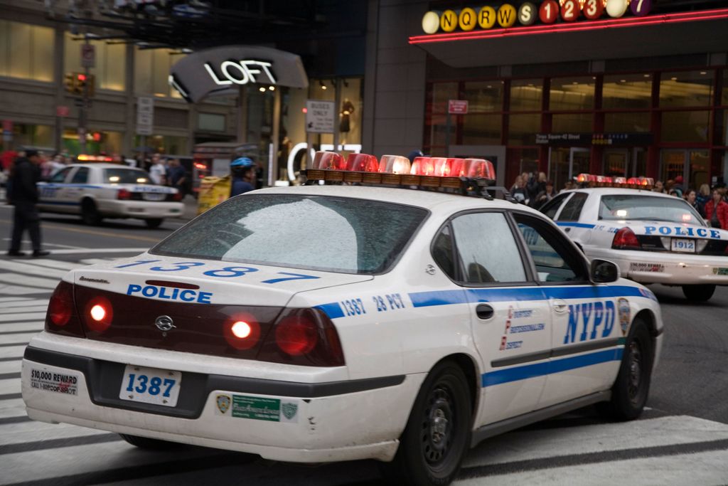 Kaksi New Yorkin poliisia lupasi päästää pidätetyn vapaaksi, jos saavat seksiä - pistivät käsirautoihin ja kävivät käsiksi takapenkillä