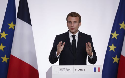 Presidentti Macron vaihtoi vaivihkaa Ranskan lipun väriä