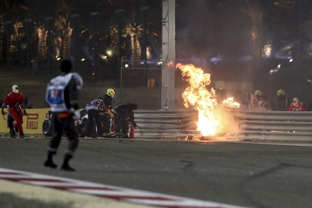 Romain Grosjeanin auto syttyi tuleen. 