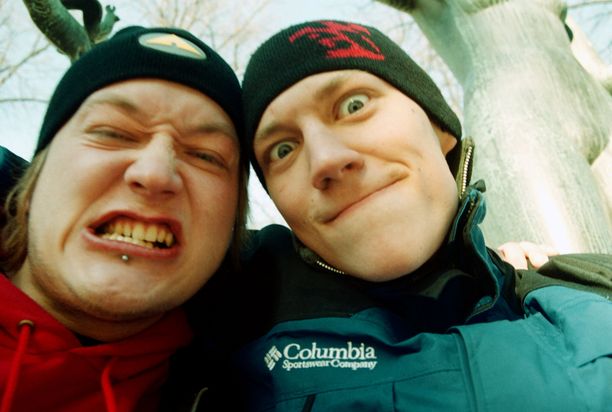 Jarno ja Jukka Iltalehden kuvauksissa vuonna 2002.