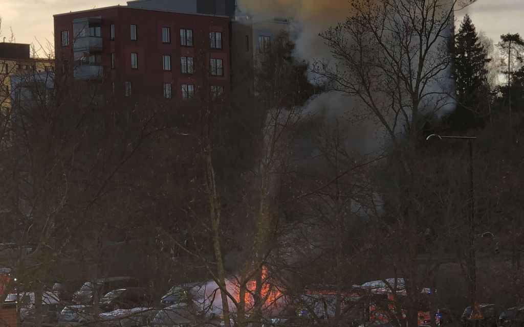 Video: Hurja tulipalo tuhosi ajoneuvoja Myyrmäessä – Poliisi tutkii