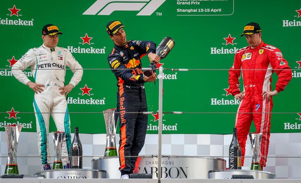 Bottaksen ja Räikkösen eleet olivat monilta osin hyvin samankalaiset, kun Daniel Ricciardo iloitsi voitostaan Kiinan GP:ssä.