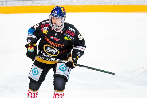 Aatu Räty kantoi viime kauden alkupuoliskolla Kärppien alle 20-vuotiaiden parhaan pistemiehen Red Bull -kypärää.