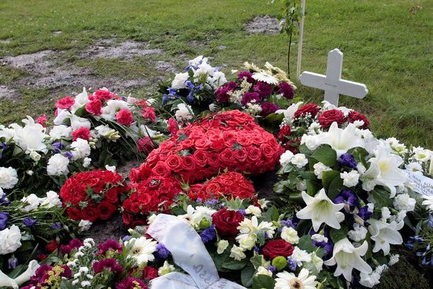 Hyvästit Surun murtamat omaiset jättivät värssyjä ja kukkia hiihtäjälegenda Mika Myllylän haudalle Haapajärven uudella hautausmaalla.