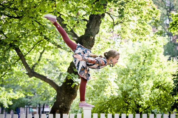 Elina, 11, harrastaa muun muassa tanssia ja akrobatiaa. Hänen idolinsa on voimistelija Sofie Dossi ja siksi Elina halusi näyttää Iltalehden kuvaajalle vaaka-asennon aidan päällä – ethän kokeile tätä kotona!