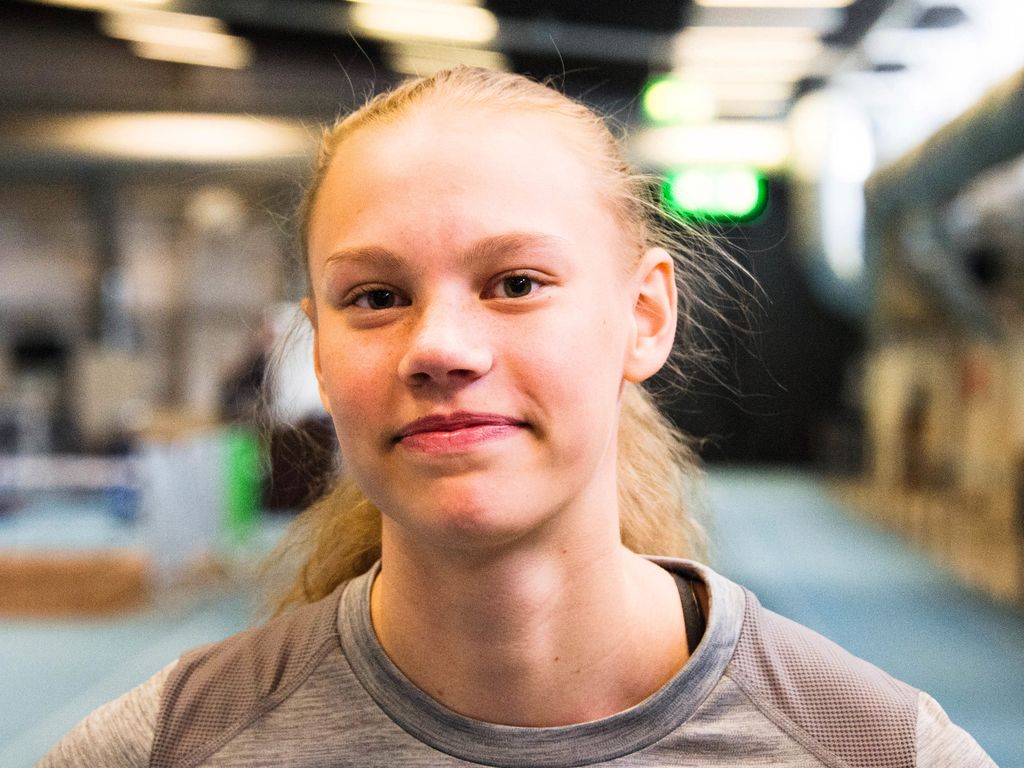 Kultajuhlat Suomen ennätyksellä! 16-vuotias Saga Vanninen nousi seitsenottelun voittajaksi nuorten olympiafestivaaleilla
