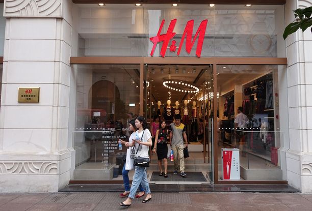 H&M:n myymälä Shanghaissa vuonna 2015. Myymälöiden sulkemisen lisäksi Kiina on poistanut H&M:n liikkeet karttasovelluksistaan ja nettikaupoistaan. 