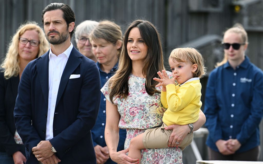 Prinssi Julianin, 3, erikoinen ilme kiinnittää huomion kunin­kaallisten perhekuvassa