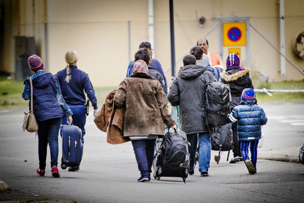 Turvapaikanhakijoita saapumassa Tornion järjestelykeskukseen 2015.