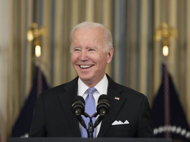 Yhdysvaltain presidentti Joe Biden sai ensimmäisen sulan hattuunsa, kun kongressi hyväksyi hänen infrastruktuurilakinsa.