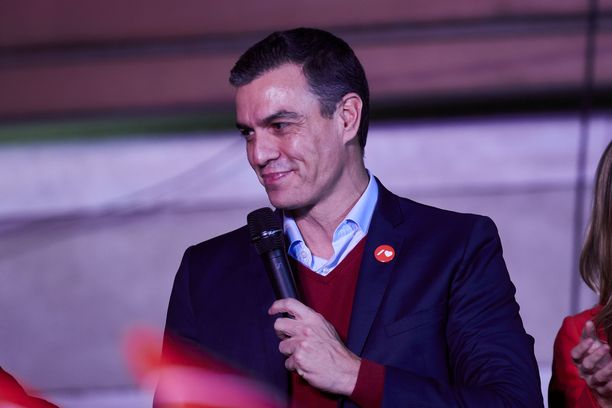 Sosialistien Pedro Sanchez aikoo muodostaa hallituksen Podemosin kanssa.
