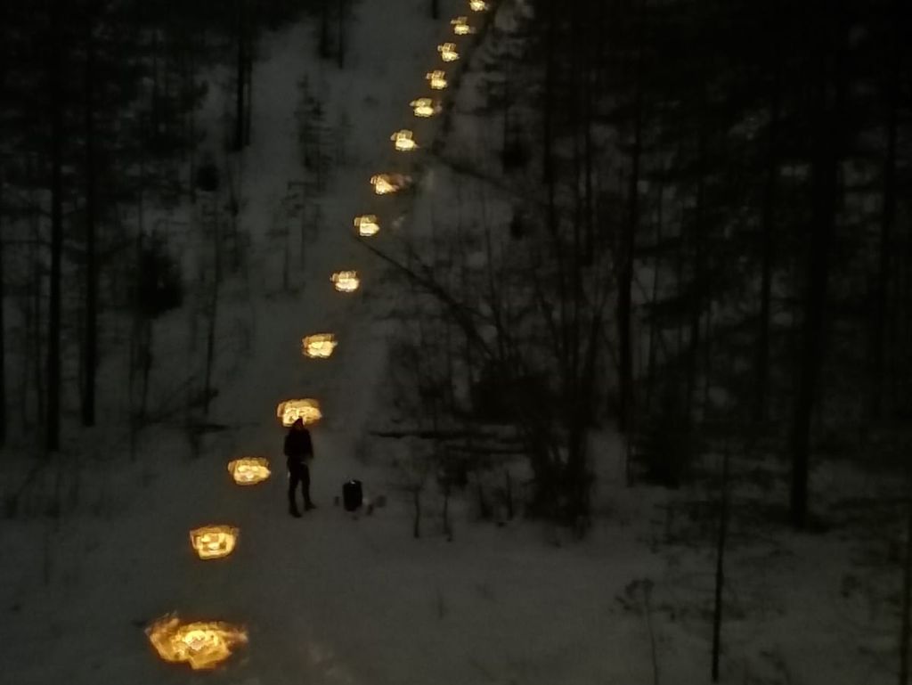 Upea jätkänkynttilöiden jono valaisi mäen Nurmeksessa – näin suomalaiset viettivät poikkeuksellista itsenäisyyspäivää