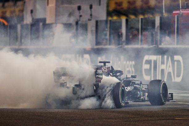 Lewis Hamilton poltti kumia kauden päätöskisan jälkeen.