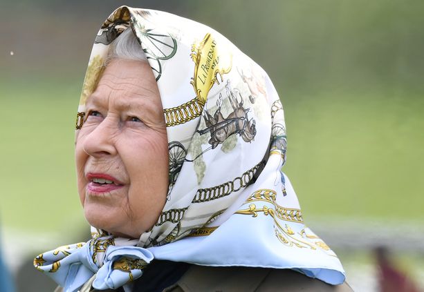 Kuningatar Elisabet haluaa antaa mahdollisimman hyvän kuvan itsestään ja perheestään. Hän ratsastaakin huulet punattuina.