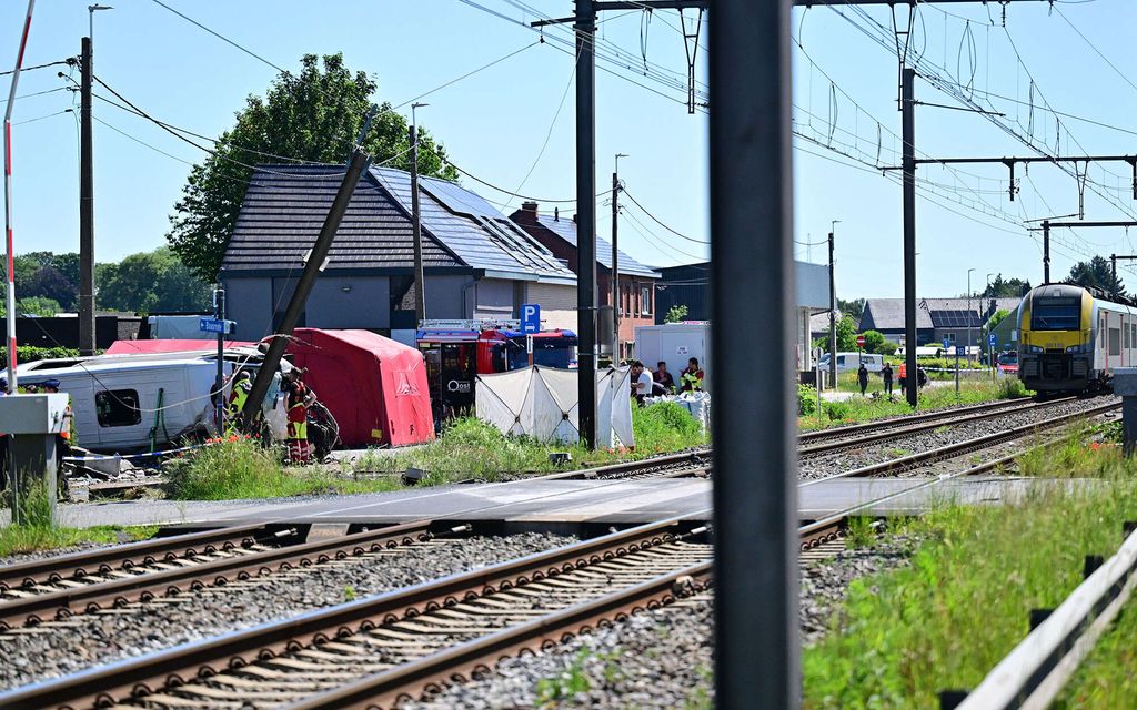 Kuvat: Näin pahasti junan alle jäänyt koulubussi tuhoutui Belgiassa