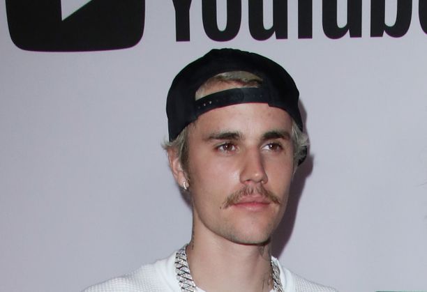 Justin Bieber kannustaa fanejaan hyväntekeväisyyteen Intentions-kappaleensa musiikkivideolla. 